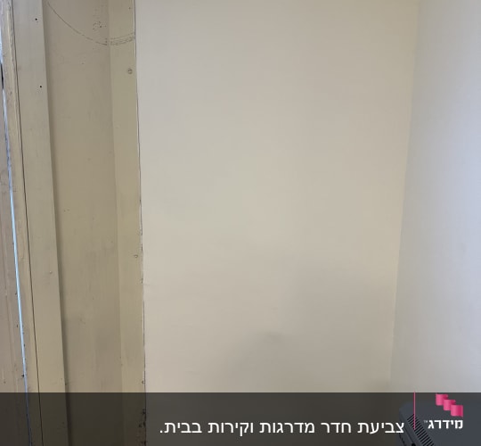 קיר צבוע עם כבל חשמל בפינה
